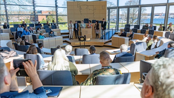Angehörigen von Soldaten im Auslandseinsatz zu Besuch im Landtag, hier im Plenarsaal.