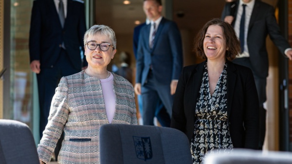 Maeve Monica Collins (li.), Botschafterin von Irland, besichtigt mit Landtagspräsidentin Kristina Herbst den Plenarsaal bei ihrem Antrittsbesuch im Landtag.