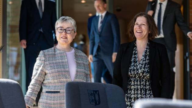 Maeve Monica Collins (li.), Botschafterin von Irland, besichtigt mit Landtagspräsidentin Kristina Herbst den Plenarsaal bei ihrem Antrittsbesuch im Landtag.