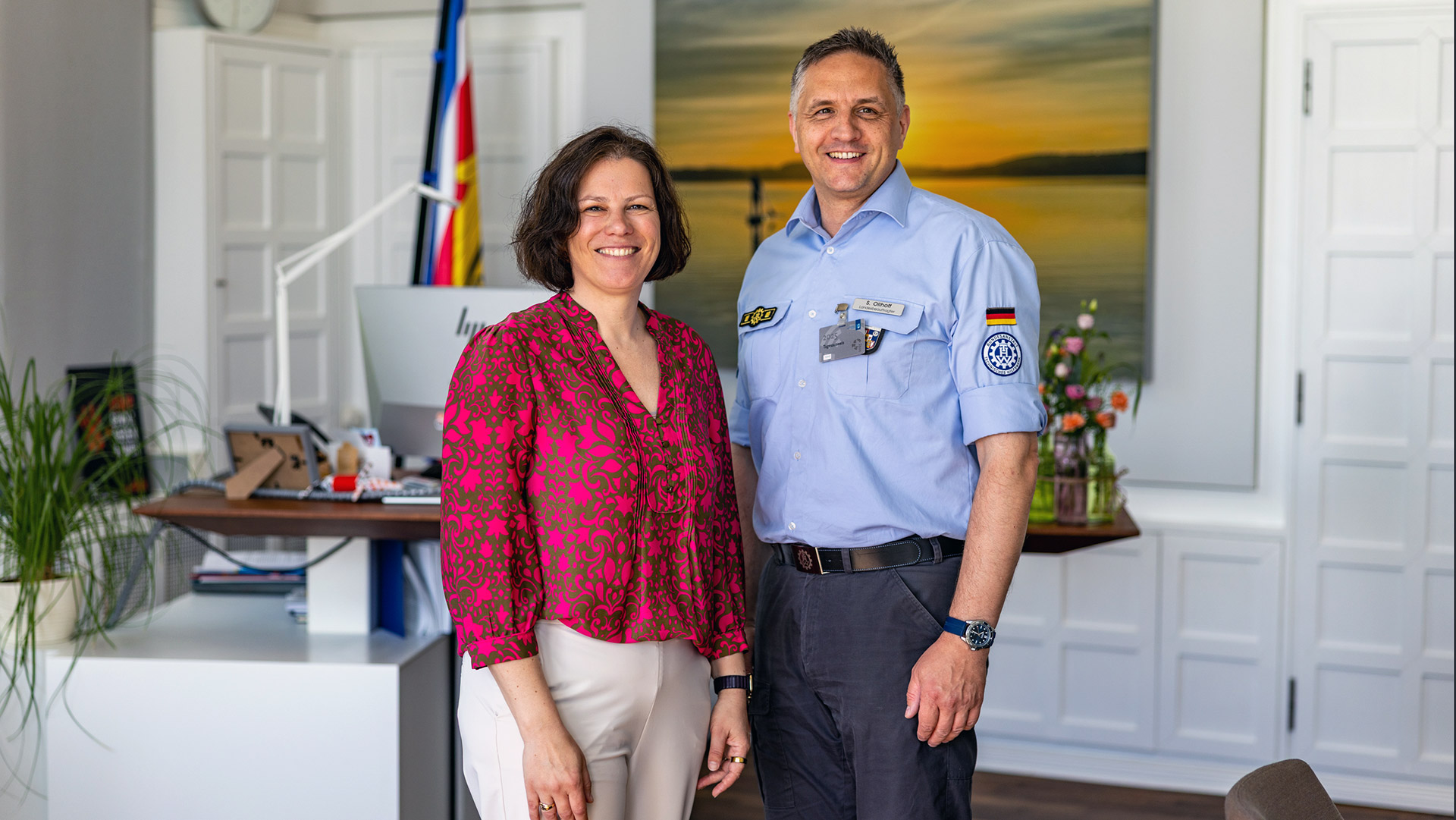 Im Präsidentinnenzimmer: der neue THW-Beauftragte Sören Ollhoff und Landtagspräsidentin Kristina Herbst