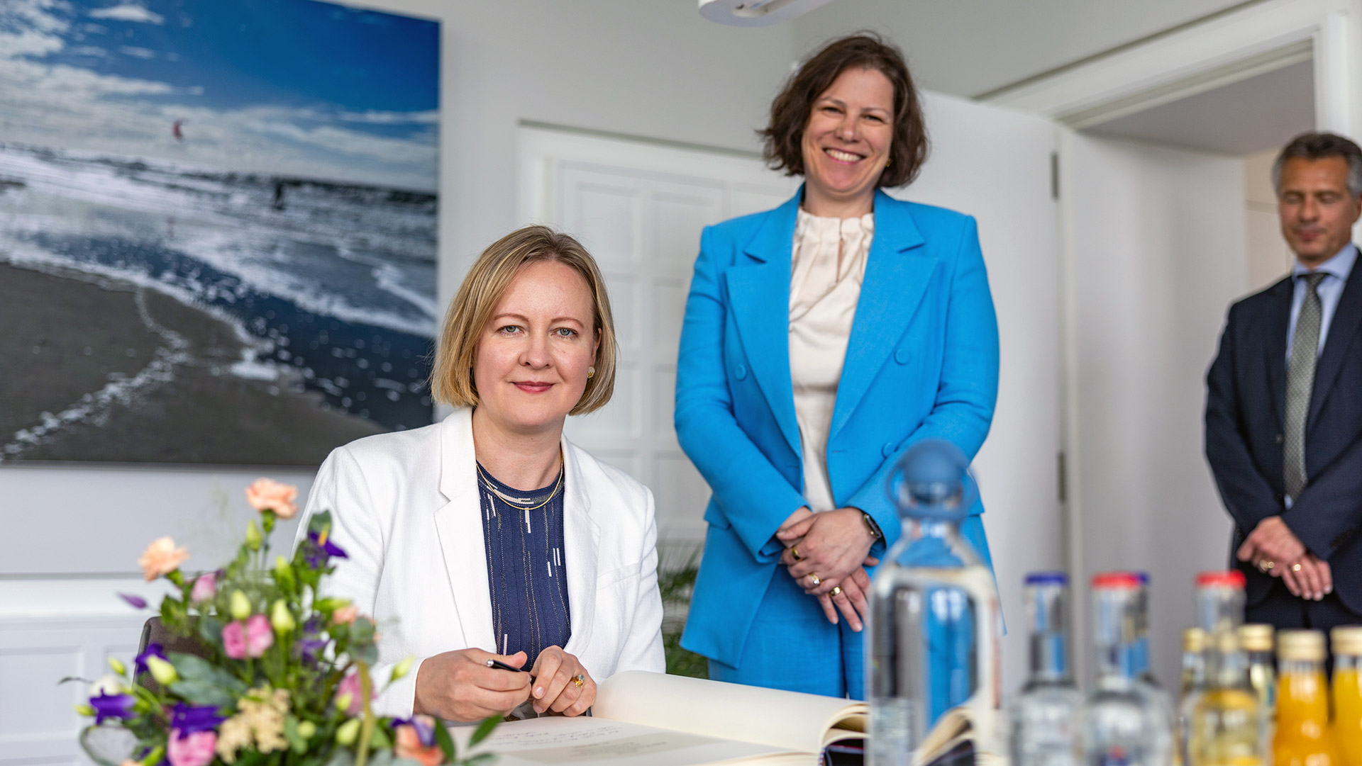 Die estnische Botschafterin Marika Linntam trägt sich im Beisein von Parlamentspräsidentin Kristina Herbst in das Gästebuch des Landtages ein.