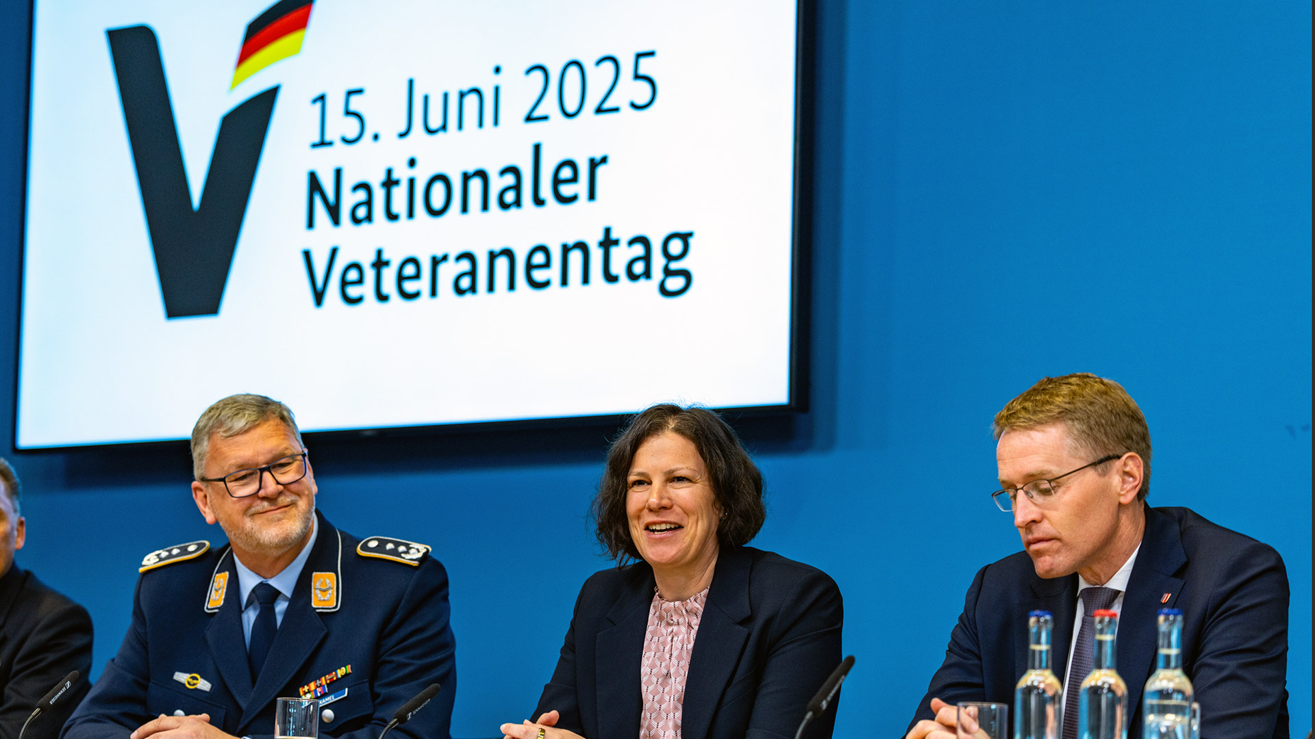 Pressekonferenz mit Landtagspräsidentin Herbst, Ministerpräsident Günther (re.) sowie dem Kommandeur des Landeskommandos, Oberst Michael Skamel.