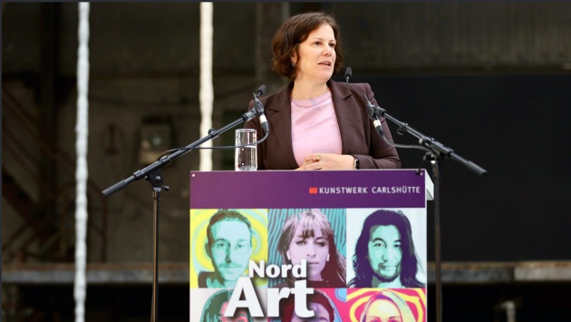 Landtagspräsidentin Kristina Herbst hält anlässlich der Eröffnung der NordArt 2025 ein Grußwort.