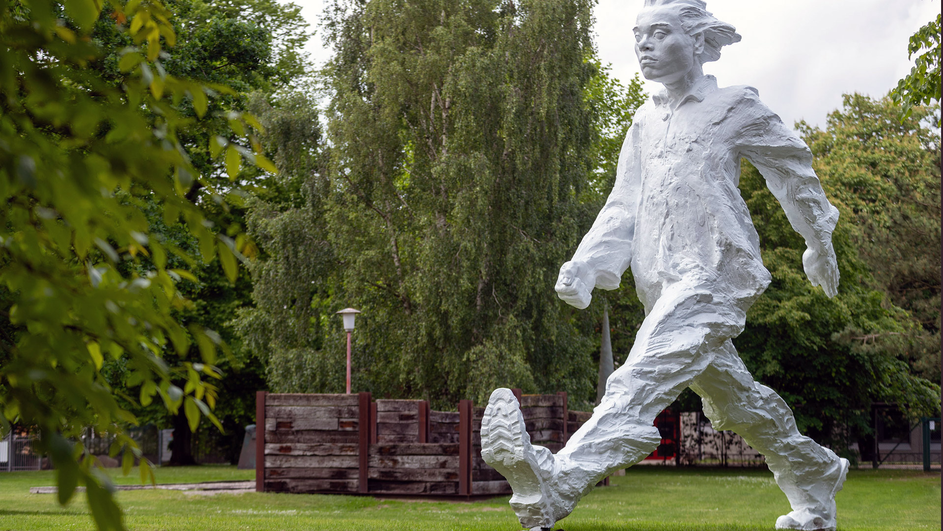 Auch chinesische Künstler sind wieder auf der NordArt vertreten, wie SU Xinping mit ihrer Skulptur „Walking Man“