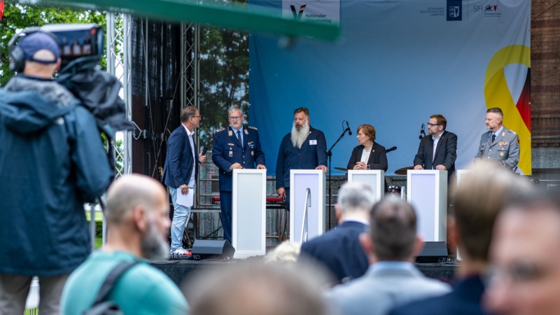 25_06_15_erster nationaler Veteranentag in Kiel am Landeshaus am 15.06.25_SES28709_web_ses © Foto: Landtag, Sönke Ehlers
