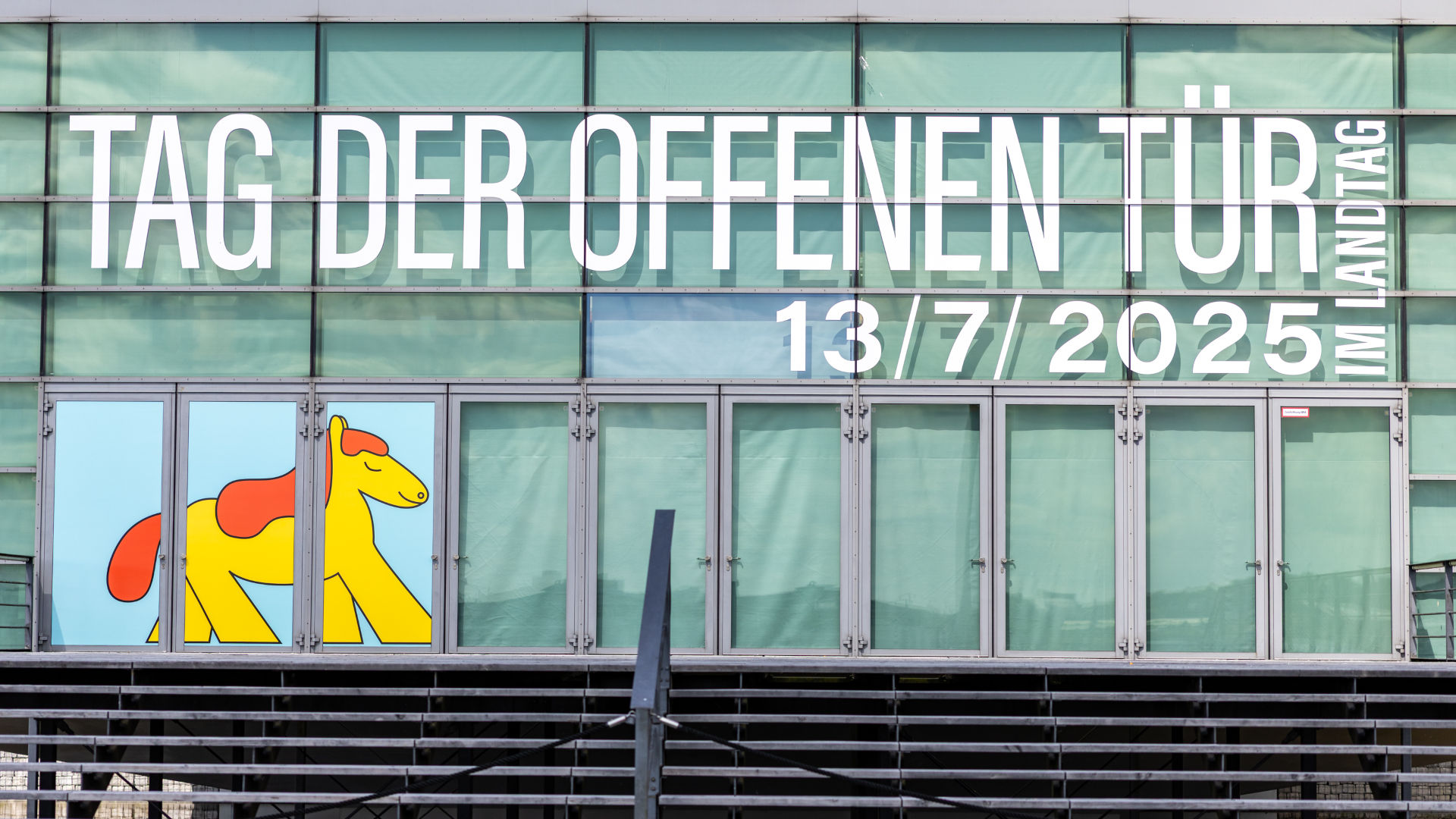 25_06_16_Der Landtag feiert am 13.07.25 seinen Tag der offenen Tür und wirbt auf dem Plenarsaal für den Tag_SES29185_web_ses © Foto: Landtag, Sönke Ehlers