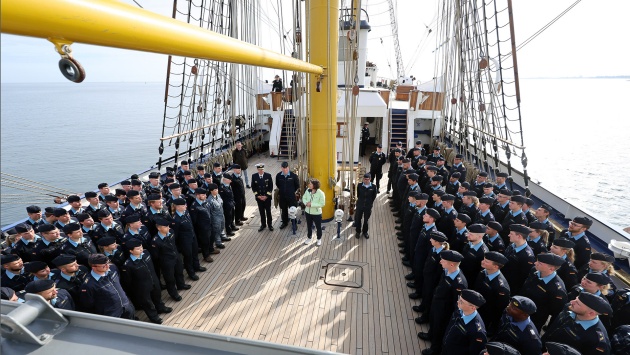 Landtagspräsidentin Kristina Herbst steht mit Fregattenkapitän Elmar Bornkessel an Deck der "Gorch Fock", rechts und links gesäumt von der in Reih und Glied stehenden Besatzung.