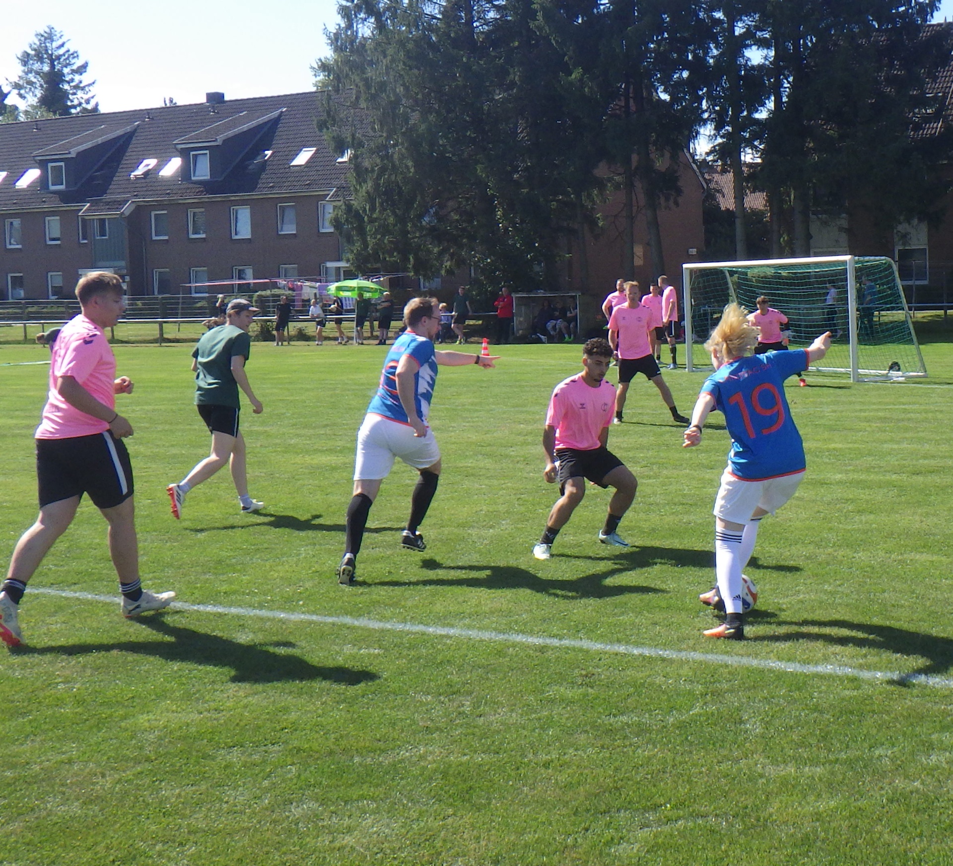 Die Kicker des FC Landtag spielten am Wochenende erstmals dreiseitigen Fußball. 
