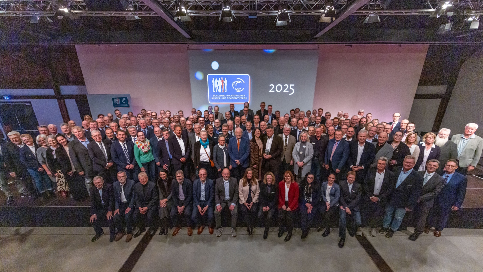 Ehrenamtlichen Bürgermeisterinnen und Bürgermeister im Gruppenbild auf der Verleihung des Demokratiepreises SH 2025