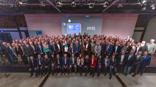 Ehrenamtlichen Bürgermeisterinnen und Bürgermeister im Gruppenbild auf der Verleihung des Demokratiepreises SH 2025