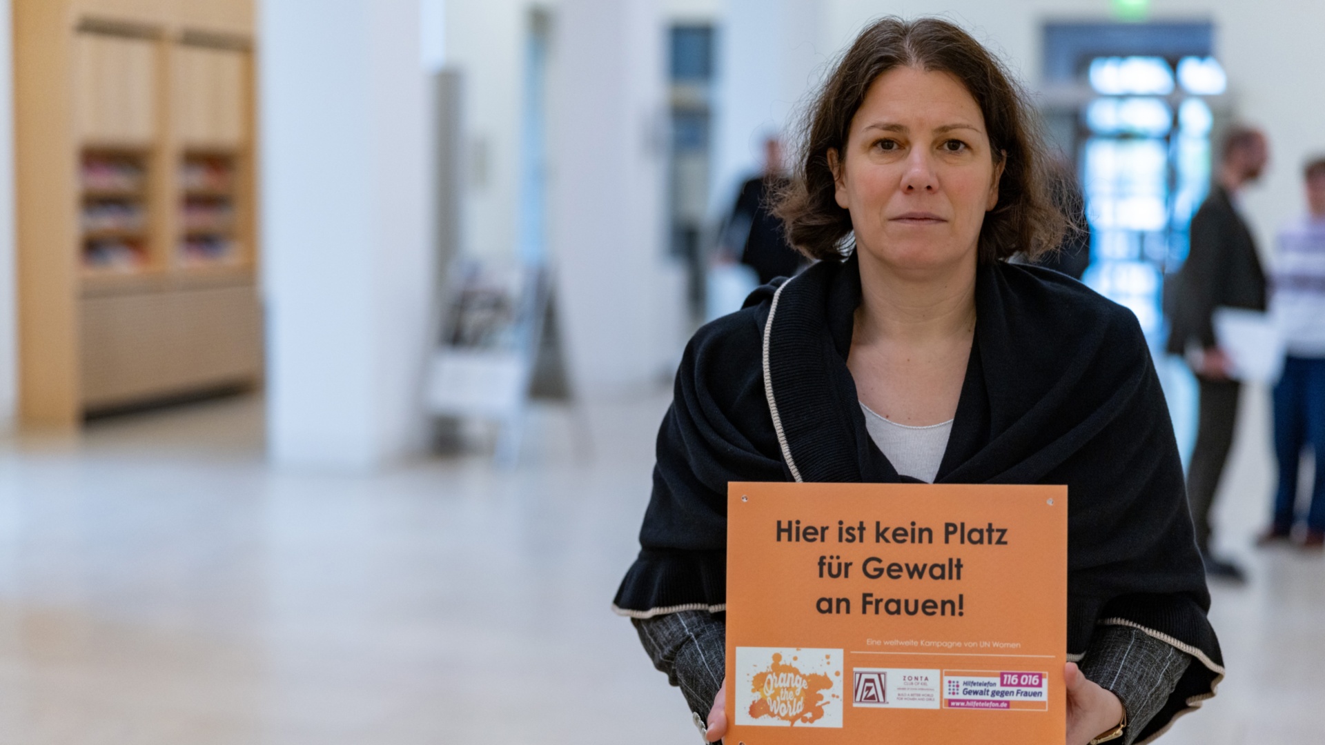 Landtagspräsidentin Kristina Herbst unterstützt den "Orange Day", eine Kampagne gegen Gewalt an Frauen und Mädchen