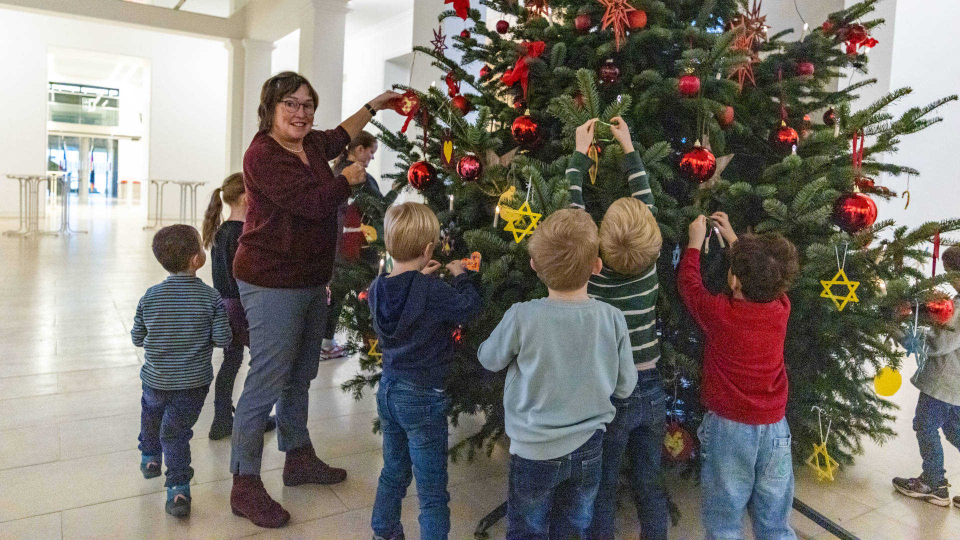 25_11_28_baumschmücken_eka_SES11742_web © Foto: Landtag, Sönke Ehlers