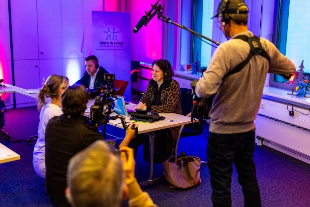 Landtagspräsidentin Kristina Herbst nimmt im Callcenter des NDR Spendenanrufe entgegen. 