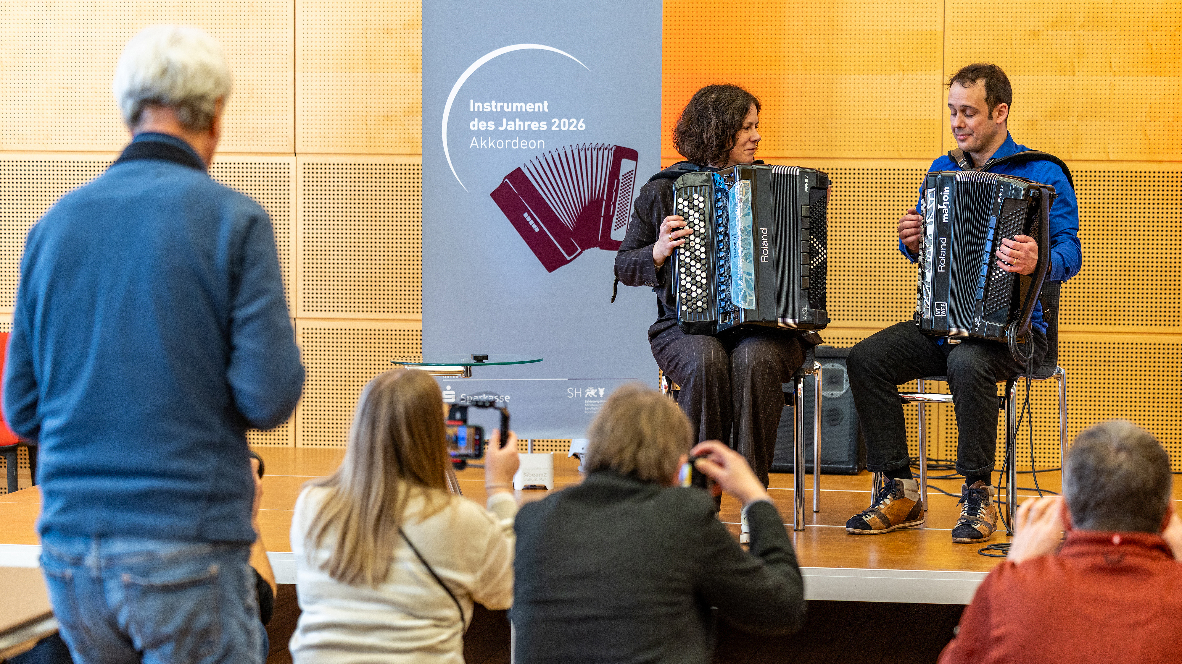 Im musikalischen Duett: Landtagspräsidentin Kristina Herbst und Akkordeon-Botschafter Nenad Nikolic.