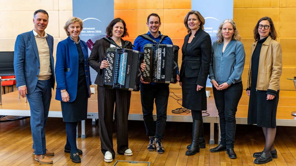 Gruppenbild bei der Vorstellung "Instrument des Jahres 2026" – v. l. n. r.: Hartmut Schröder (Landesmusikrat), Anette Röttger (CDU), Landtagspräsidentin Kristina Herbst, Nenad Nikolic (Botschafter Akkordeon), Gyde Opitz (Sparkassen- und Giroverband), Alexandra Ehlers (Landesmusikrat), Uta Röpcke (Grüne)