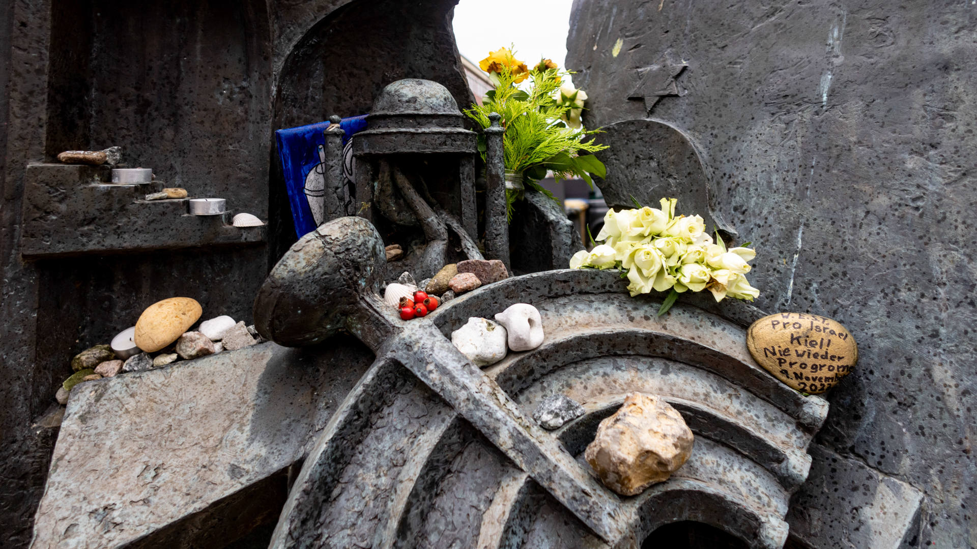 26_01_26_synagoge_kiel_mahnmal_dpa_axel_heimken_web © Foto: Axel Heimken, dpa