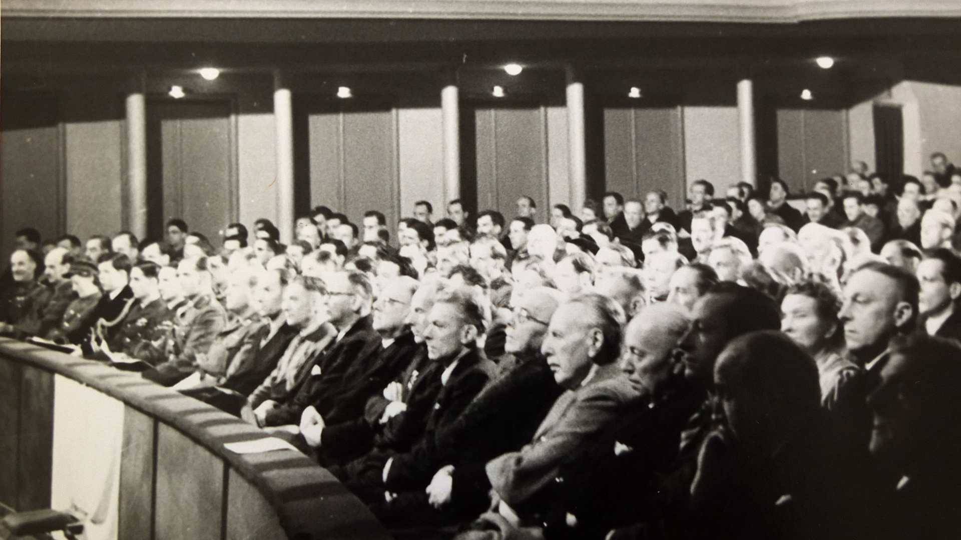 Archivfoto erster Landtag 1946 Schauspielhaus