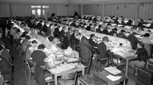Tippscheine werden per Hand ausgewertet: in Kiel um 1960 eine reine Frauenarbeit. 