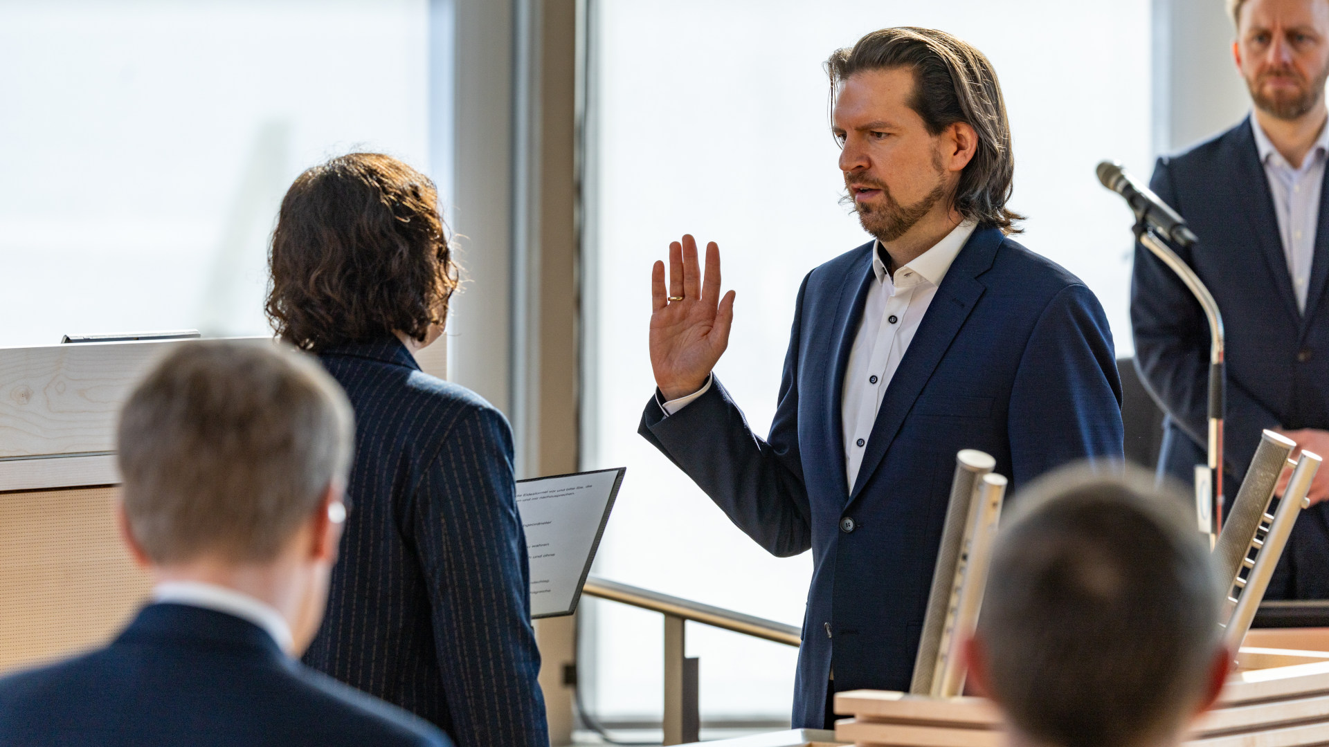 Vereidigung von Sebastian Bonau durch Landtagspräsidentin Kristina Herbst