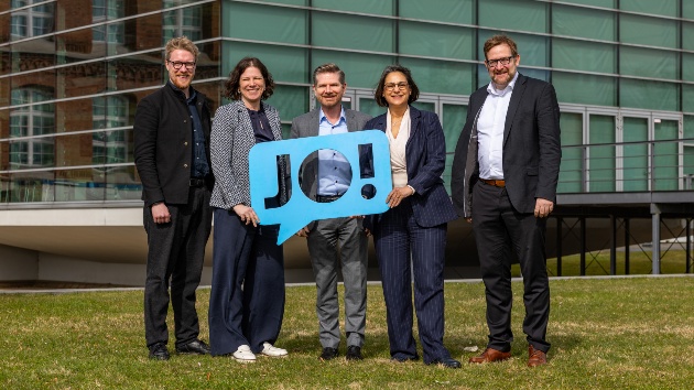 Landtagspräsidentin Kristina Herbst mit Mitgliedern aus den Fraktionen mit dem Jo-Schild für die Bewerbung Kiels für Olympia