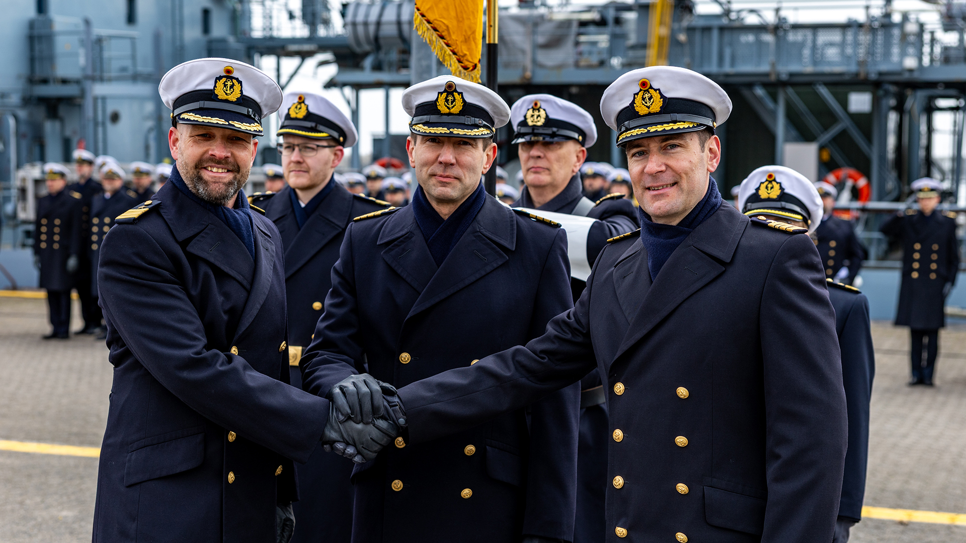 Kommandoübergabe Unterstützungsgeschwader: Fregattenkapitän Bernd Abshagen, Kapitän zur See Dr. Sascha Zahrte, Chef des Stabes in der Einsatzflottille 1, sowie Fregattenkapitän Stefan Meier-Neuhold