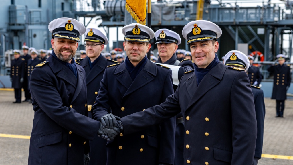 Kommandoübergabe Unterstützungsgeschwader: Fregattenkapitän Bernd Abshagen, Kapitän zur See Dr. Sascha Zahrte, Chef des Stabes in der Einsatzflottille 1, sowie Fregattenkapitän Stefan Meier-Neuhold