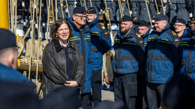 Landtagspräsidentin Kristina Herbst verabschiedet die Besatzung der Gorch Fock