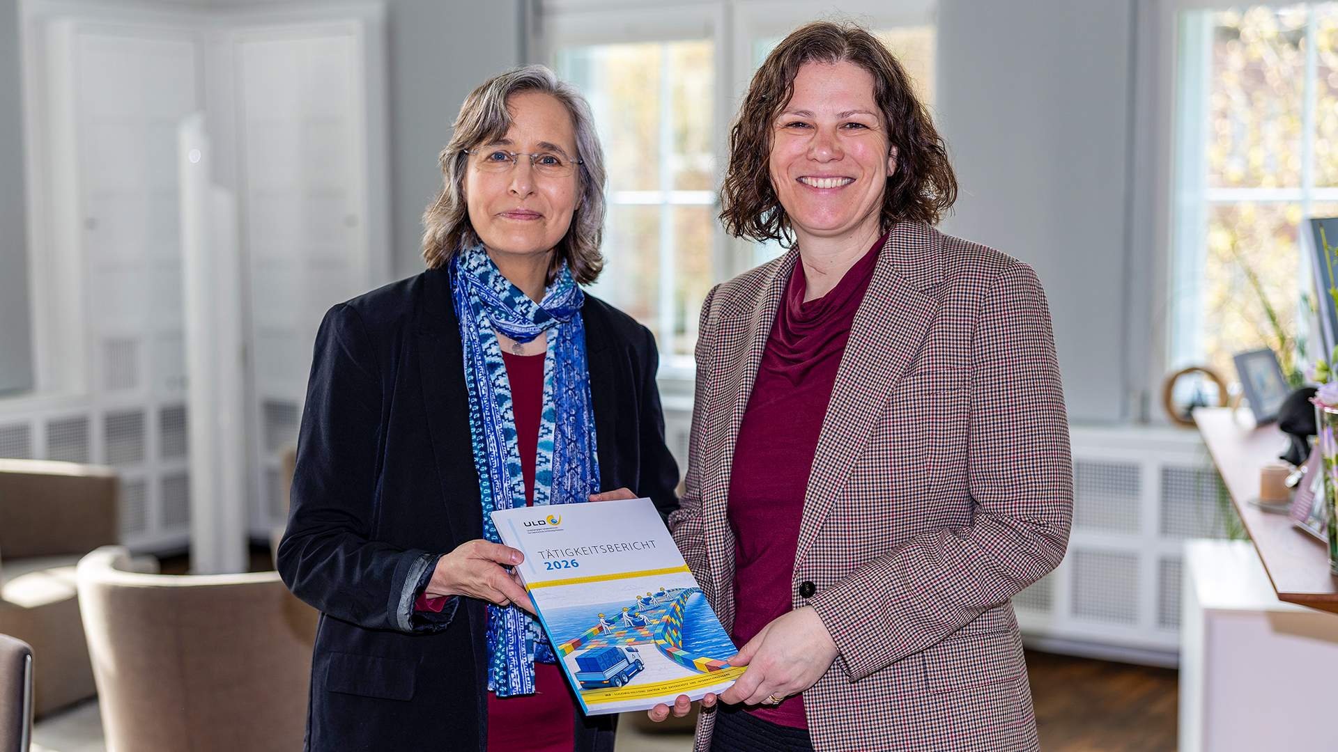 Die Datenschutzbeauftragte Marit Hansen (re.) übergibt ihren letzten Tätigkeitsbericht an Landtagspräsidentin Kristina Herbst