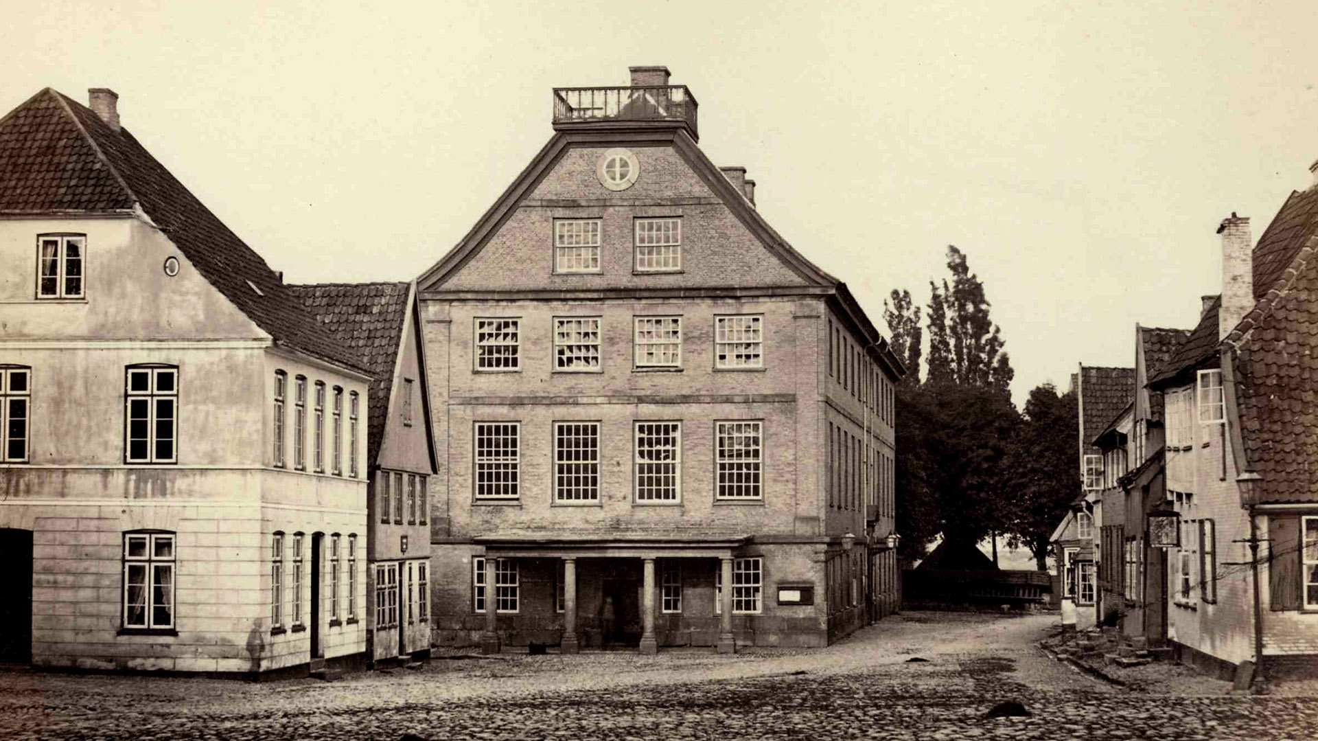 Ein Fotod es Flensburger Fotografen F .Brandt zeigt das Rathaus in Schleswig aus der Mitte des 19.Jahrhunderts. Ständeversammlung