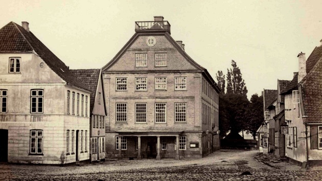Ein Fotod es Flensburger Fotografen F .Brandt zeigt das Rathaus in Schleswig aus der Mitte des 19.Jahrhunderts. Ständeversammlung