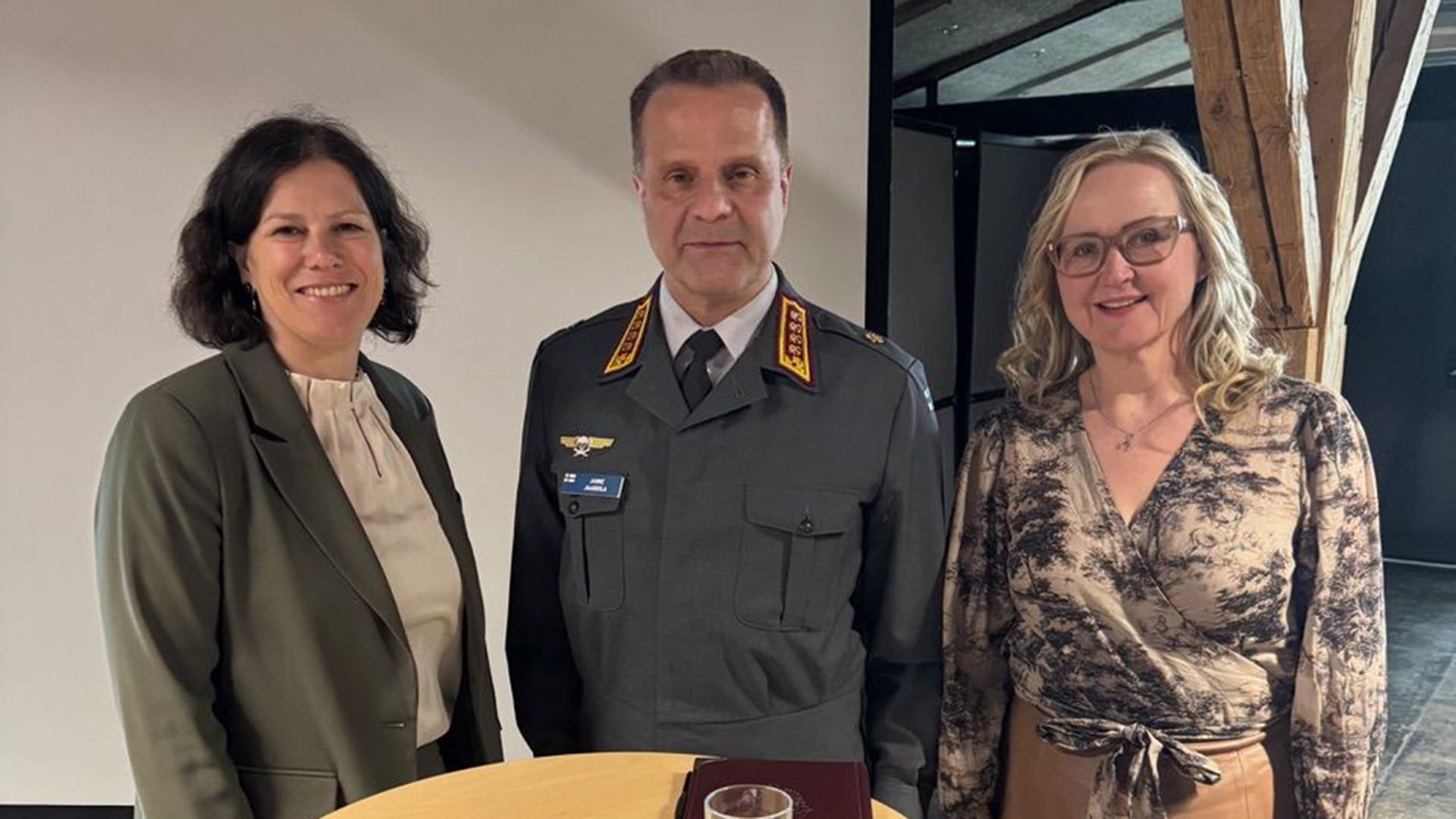  Landtagspräsidentin Kristina Herbst mit General Janne Jaakkola , Oberbefehlshaber der finnischen Streitkräfte, und Eeva-Johanna Eloranta, Leiterin der finnischen Parlamentsdelegation — Sondersitzung des BSPC-Ausschusses in Turku.