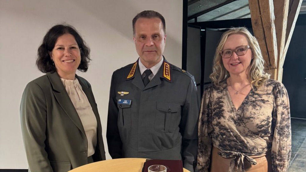 Landtagspräsidentin Kristina Herbst mit General Janne Jaakkola , Oberbefehlshaber der finnischen Streitkräfte, und Eeva-Johanna Eloranta, Leiterin der finnischen Parlamentsdelegation — Sondersitzung des BSPC-Ausschusses in Turku.