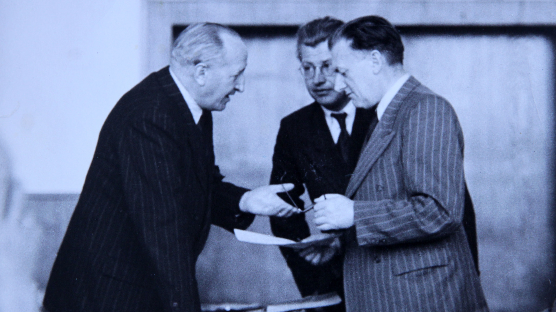 Carl Schröter (CDU, rechtes Bild li.) und Andreas Gayk (SPD, rechtes Bild re.) zählen zu den „Vätern des Grundgesetzes“. Auf dem rechten Bild in der Mitte: der SPD-Abgeordnete Heinrich Fischer.