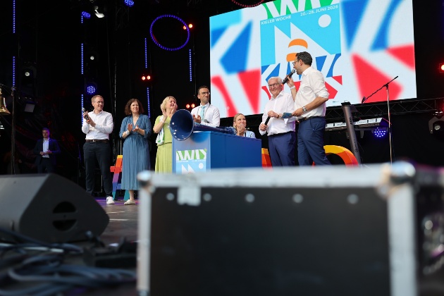 Landtagspräsidentin Kristina Herbste nahm gemeinsam mit Bundespräsident Frank-Walter Steinmeier, Ministerpräsident Daniel Günther, Stadtpräsidentin Bettina Aust, Oberbürgermeister Dr. Samet Yilmaz sowie der Ehrenbürgerin und Paralympics-Siegerin Kirsten Bruhn am Sonnabendabend an der Eröffnung der KiWo auf der Kieler Rathausbühne teil.