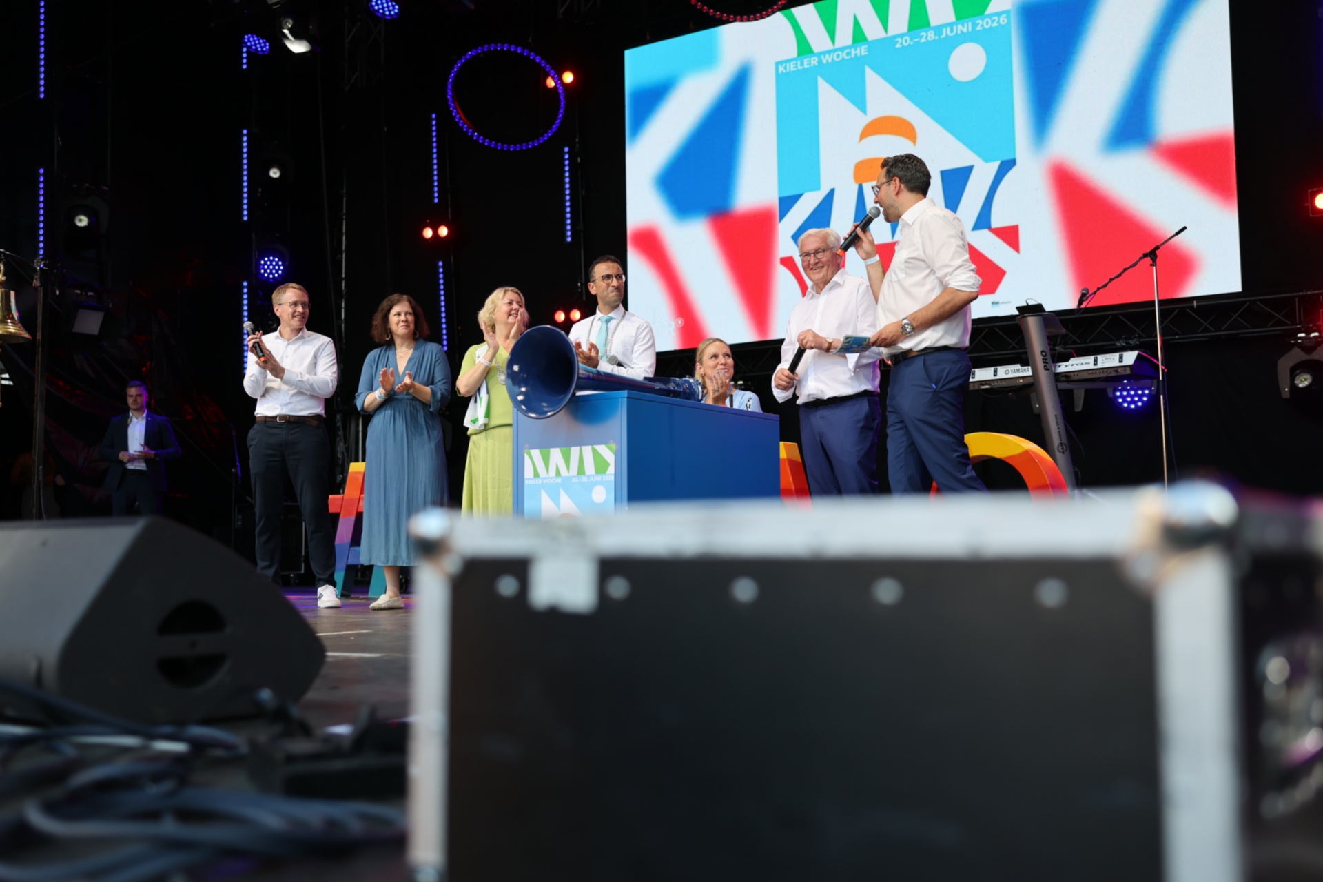 Landtagspräsidentin Kristina Herbste nahm gemeinsam mit Bundespräsident Frank-Walter Steinmeier, Ministerpräsident Daniel Günther, Stadtpräsidentin Bettina Aust, Oberbürgermeister Dr. Samet Yilmaz sowie der Ehrenbürgerin und Paralympics-Siegerin Kirsten Bruhn am Sonnabendabend an der Eröffnung der KiWo auf der Kieler Rathausbühne teil.