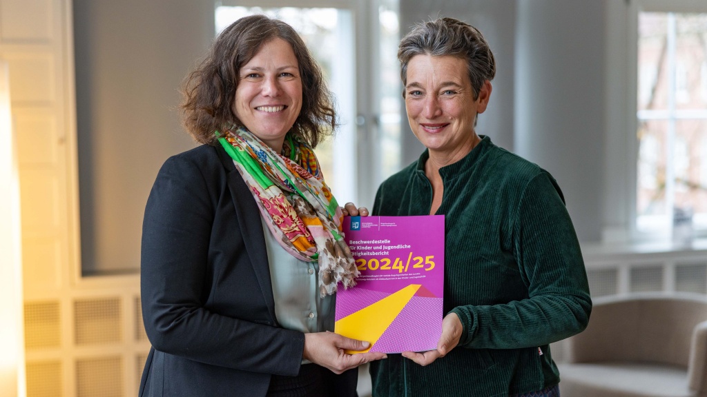 Bürgerbeauftrage und Ombudsperson Anke Erdmann übergibt den Tätigkeitsbericht 2024/2025 an Landtagspräsidentin Kristina Herbst.