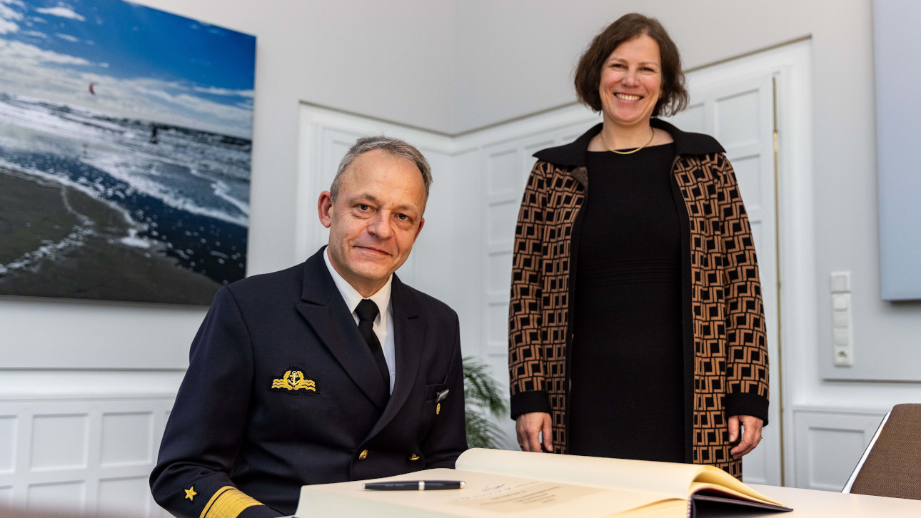 Flottillenadmiral Christian Walter Meyer bei seinem Antrittsbesuch im Dienstzimmer von Landtagspräsidentin Kristina Herbst