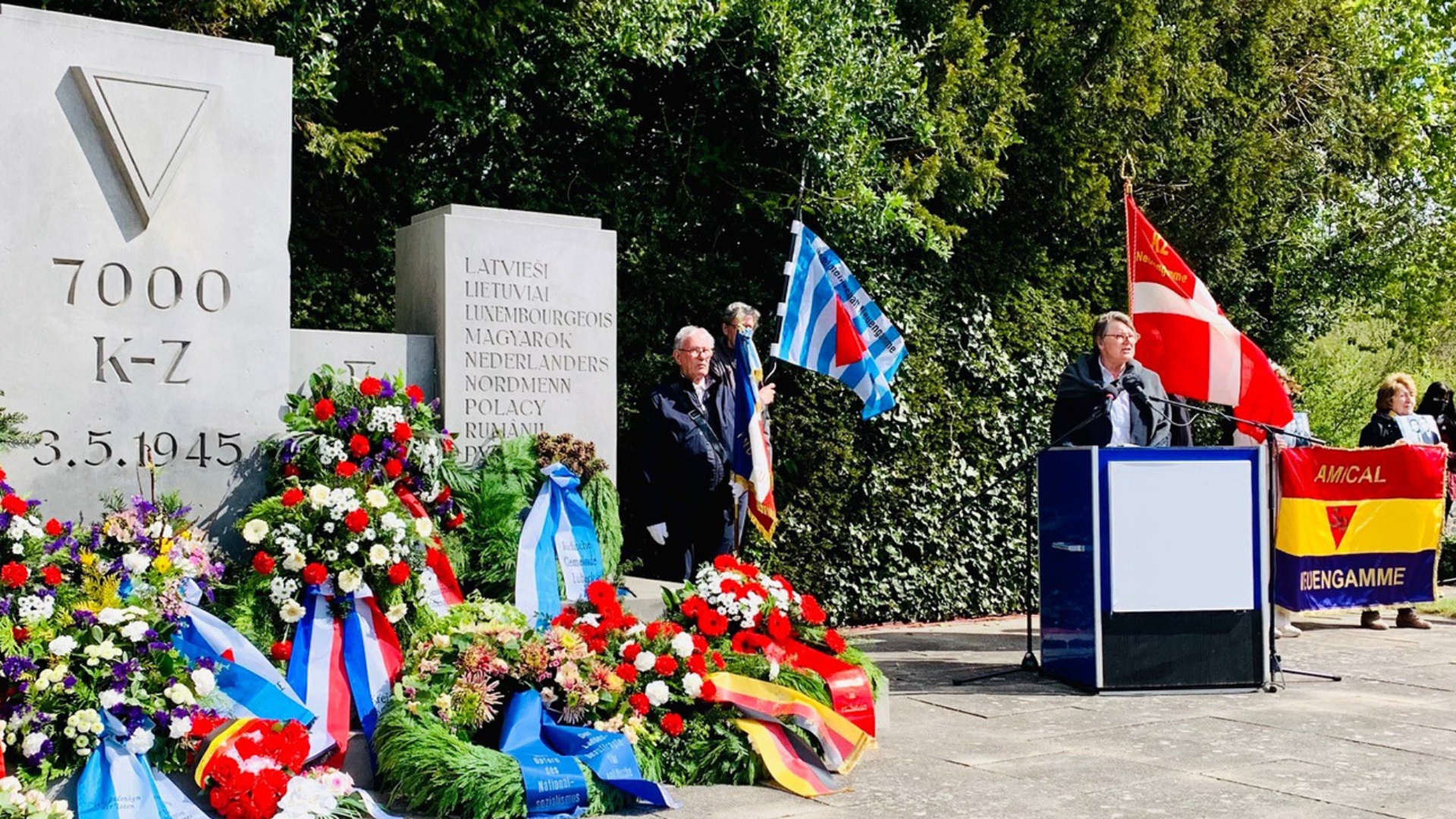 Landtagsvizepräsidentin Eickhoff-Weber hält ein Grußwort auf dem Ehrenfriedhof Cap Arcona. 
