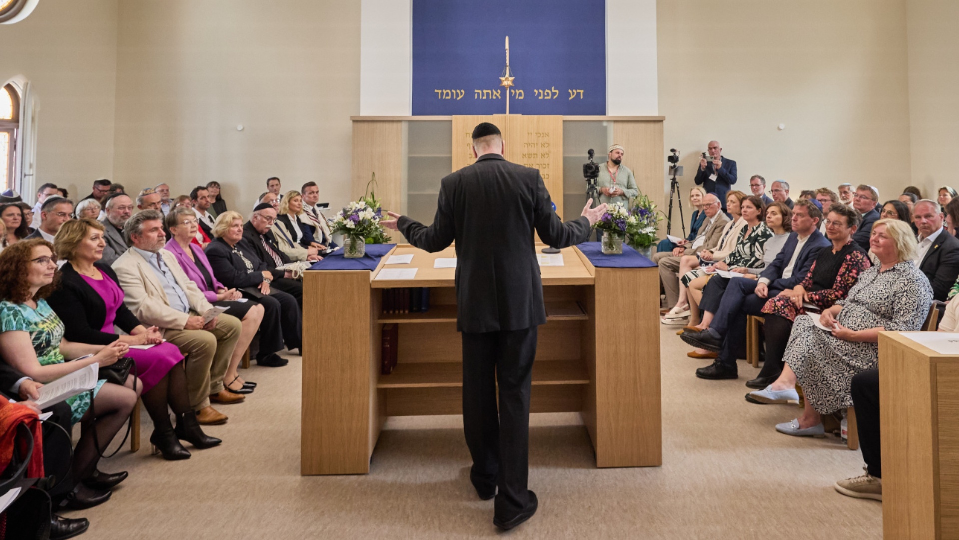 Walter Joshua Pannbacker, Vorstand der Jüdischen Gemeinde Kiel, steht während der Einweihung der Synagoge "Mishkan Shalom am Altar.