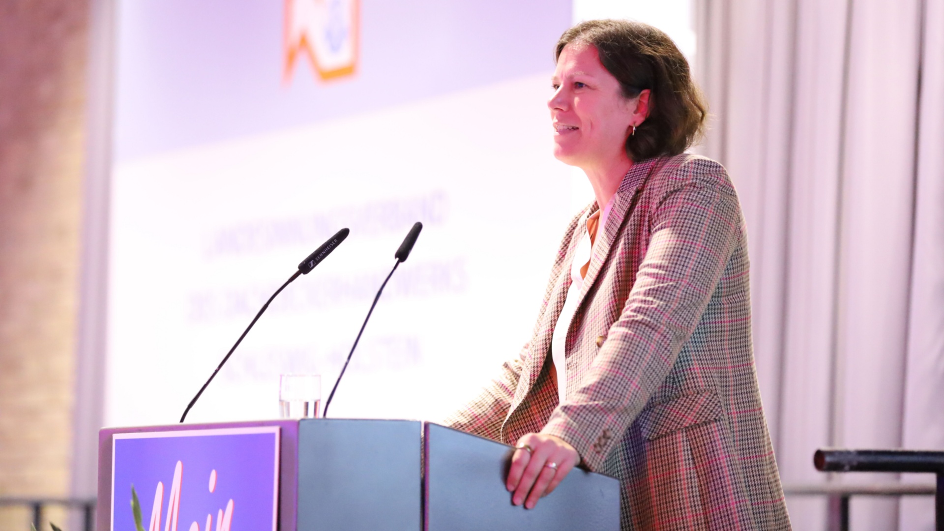 Landtagspräsidentin Kristina Herbst spricht ein Grußwort im Rahmen der Freisprechung der Dachdecker in Neumünster