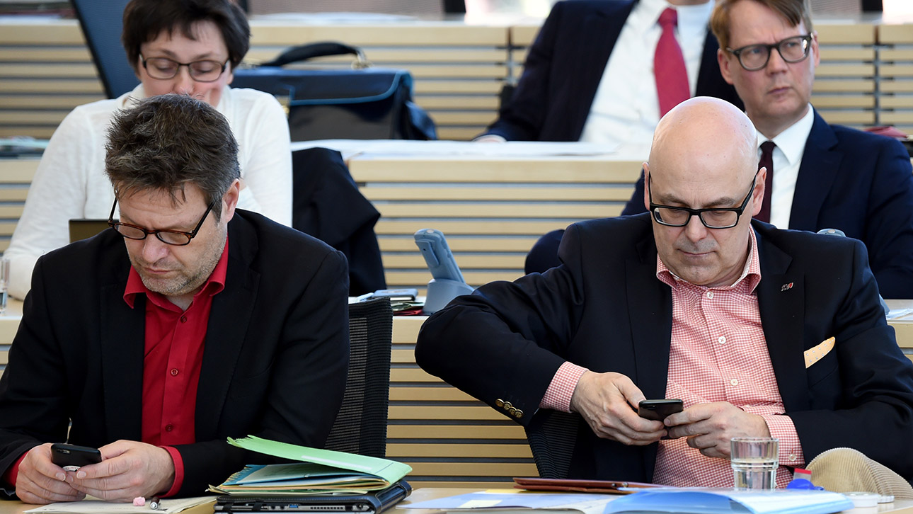 Smartphones auf der Regierungsbank