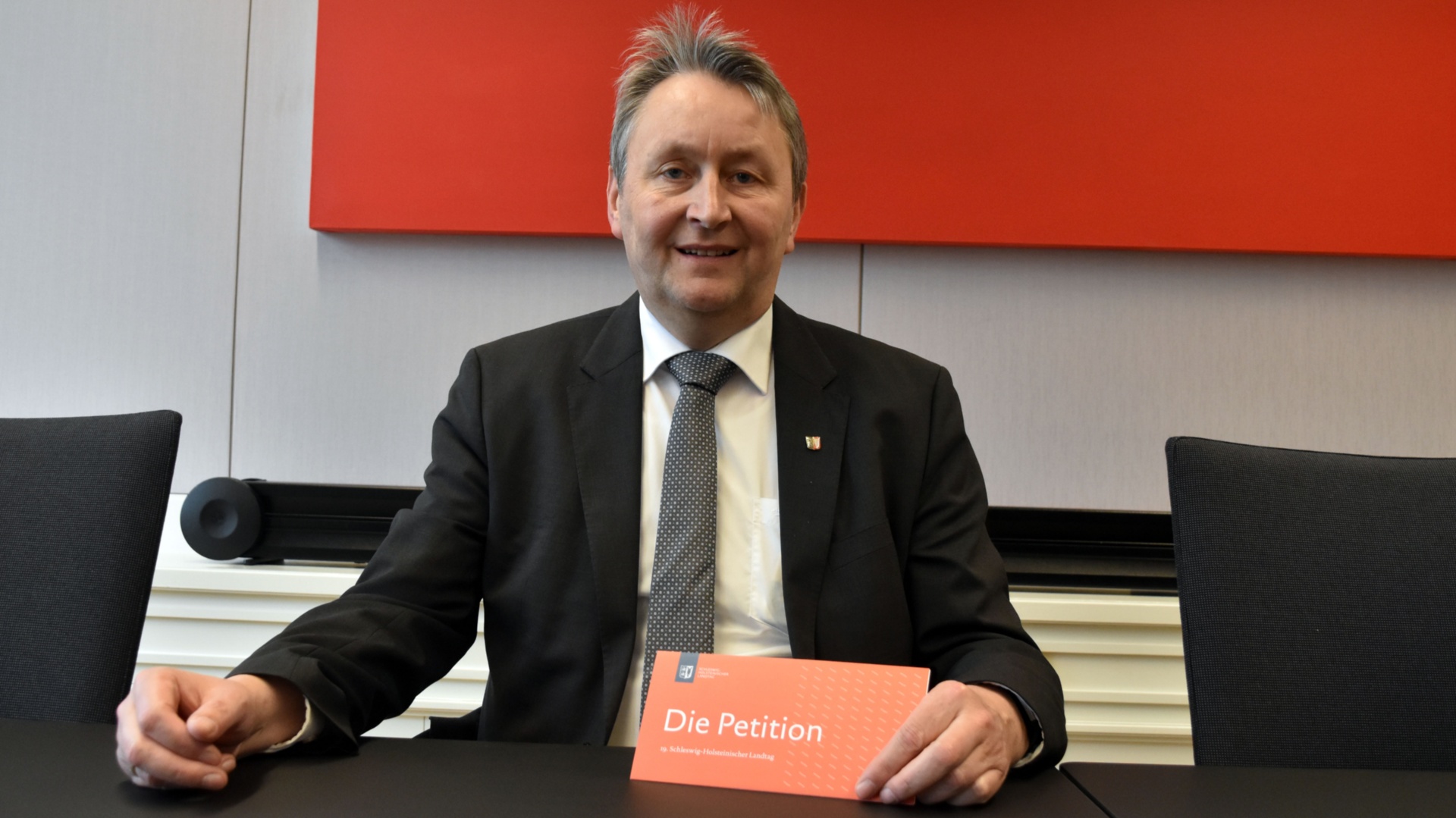 Hauke Göttsch präsentiert den Flyer "die Petition"