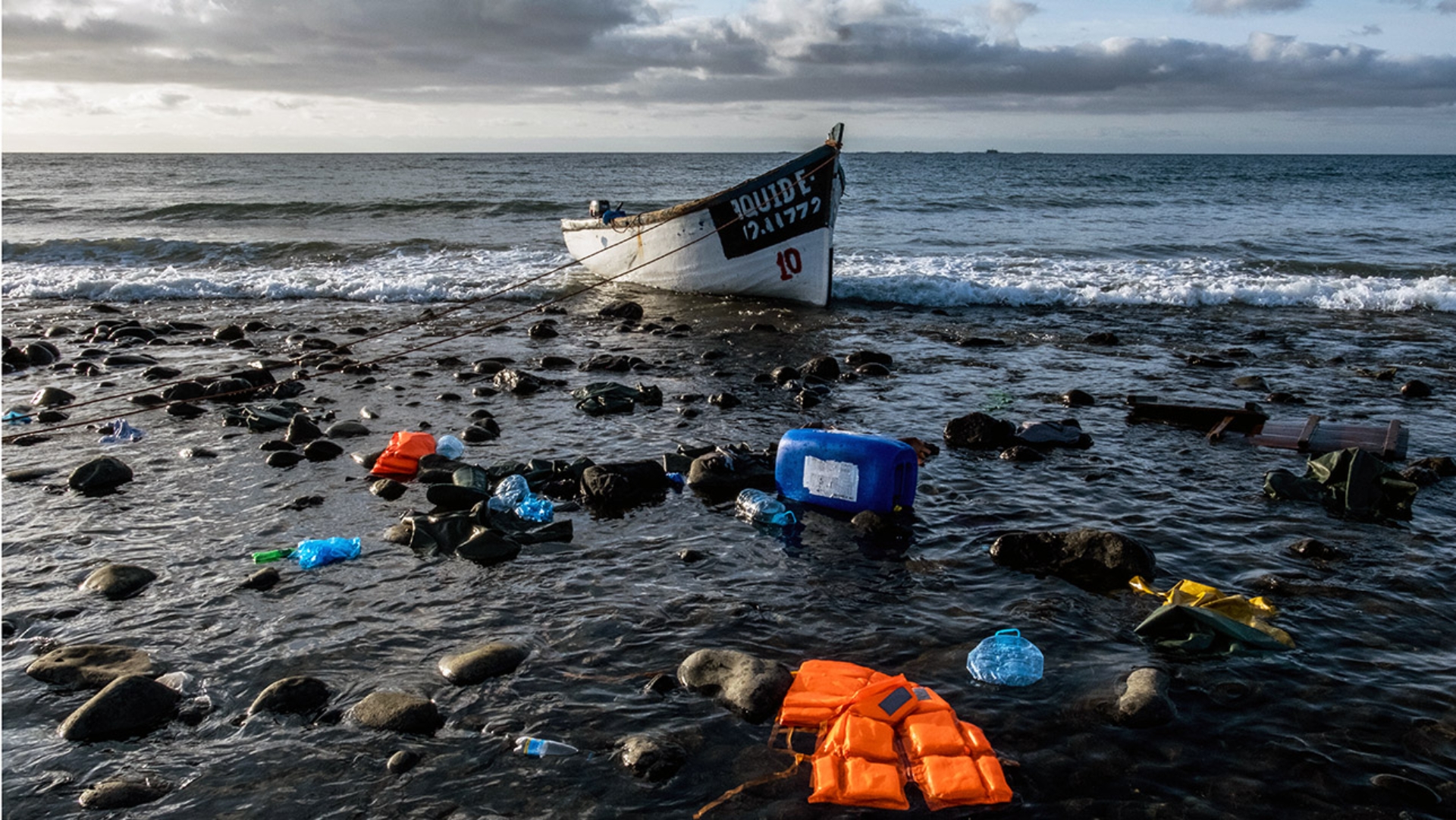 Ein Holzboot, mit dem Flüchtlinge aus Marokko über den Atlantischen Ozean gefahren sind, liegt an der Küste der Kanarischen Inseln.