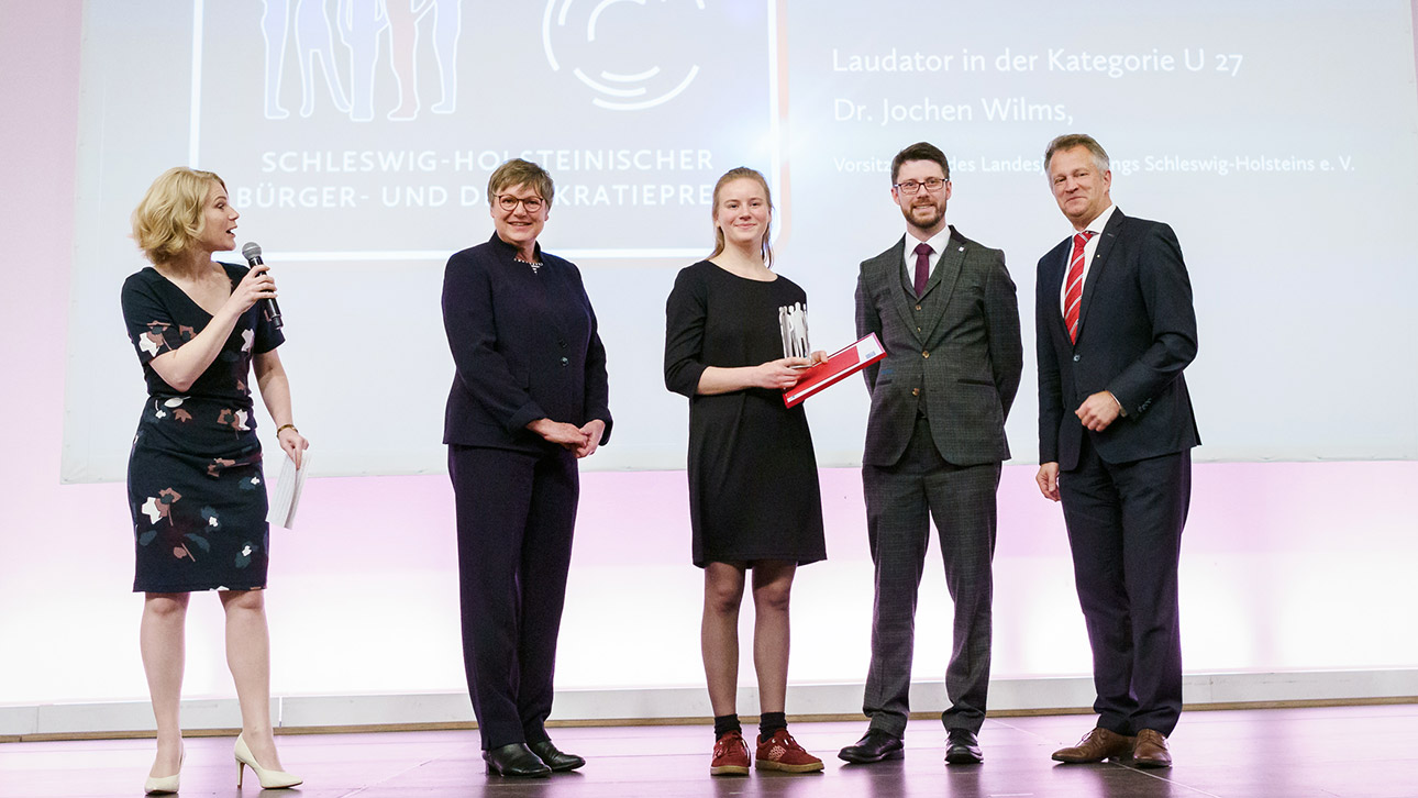 Gruppenfoto bei der Preisverleihung mit NDR-Moderatorin Jessica Schlage, Landtagsvizepräsidentin Kirsten Eickhoff-Weber, Emilia Bill (Projekt „Balu und Du“), Laudator Jochen Wilms, Sparkassenpräsident Oliver Stolz.