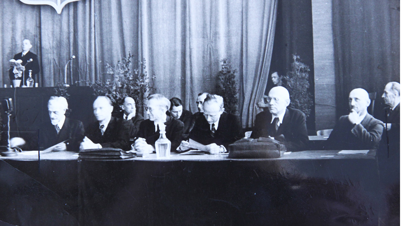 Ein Schwarz-Weiß-Foto zeigt die Regierung Lüdemann während der Eröffnungssitzung des Landtags am 8. Mai 1947.