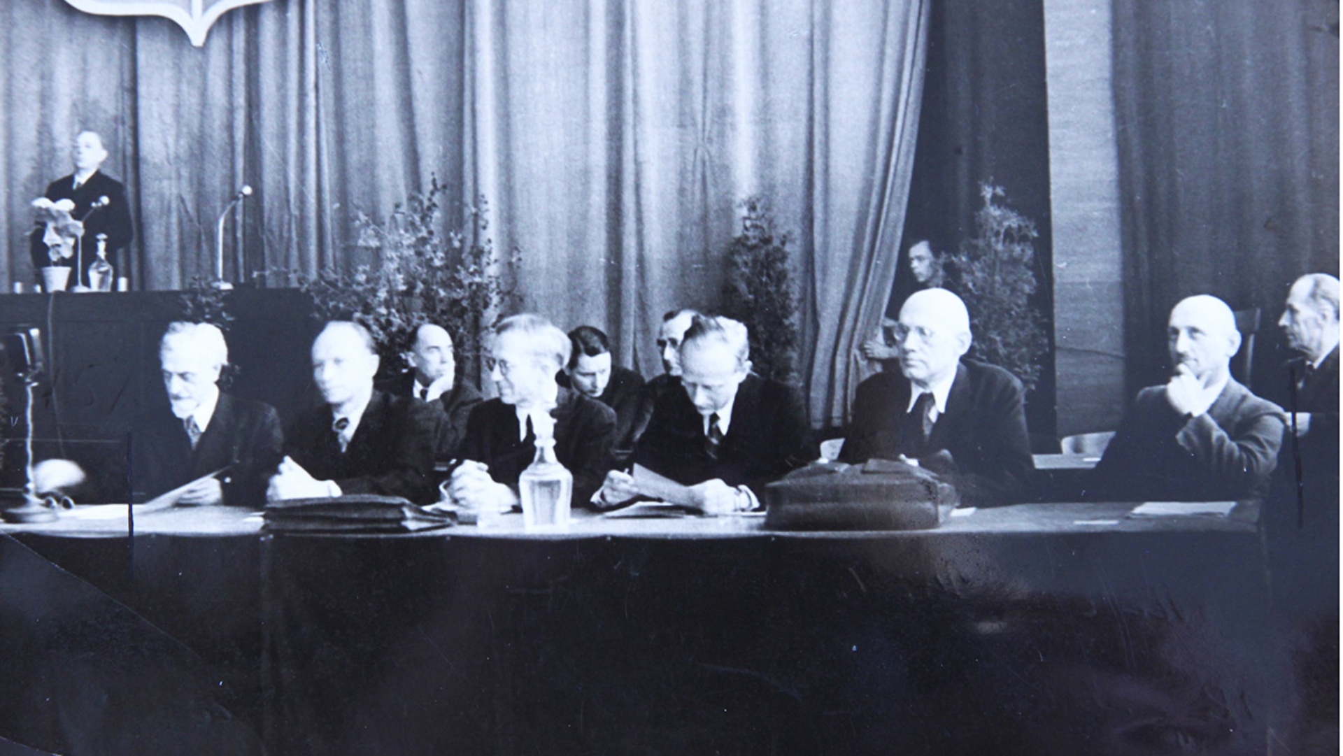 Ein Schwarz-Weiß-Foto zeigt die Regierung Lüdemann während der Eröffnungssitzung des Landtags am 8. Mai 1947.