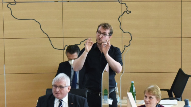 Die Wahl der Behindertenbeauftragten wird von einem Gebärdensprachendolmetscher begleitet.
