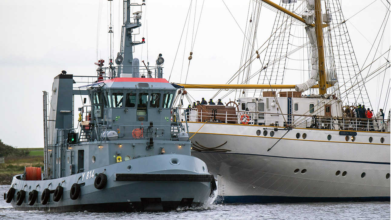 Die "Gorch Fock" wird von Schleppern aus dem Hafen von Wilhelmshaven gezogen.