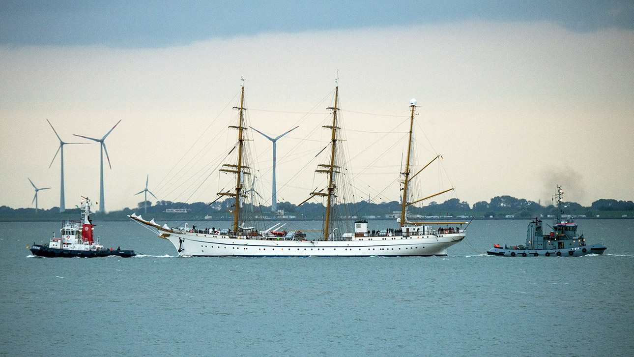Die "Gorch Fock" wird von Schleppern aus dem Hafen von Wilhelmshaven gezogen. 