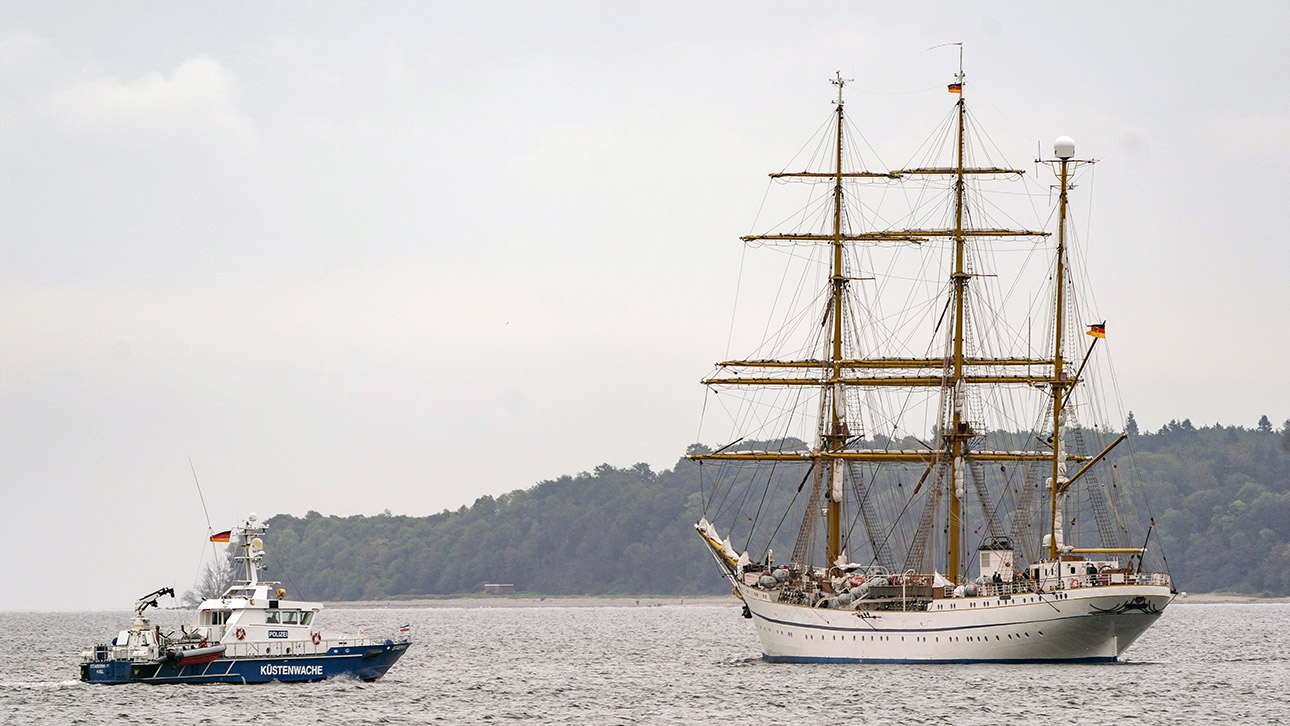 Das Segelschulschiff "Gorch Fock" fährt, begleitet von einem Schiff der Küstenwache, auf die Kieler Förde zu.